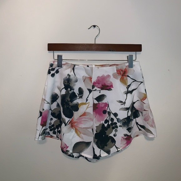 Haute Monde Pants - Haute Monde White Floral Shorts size S